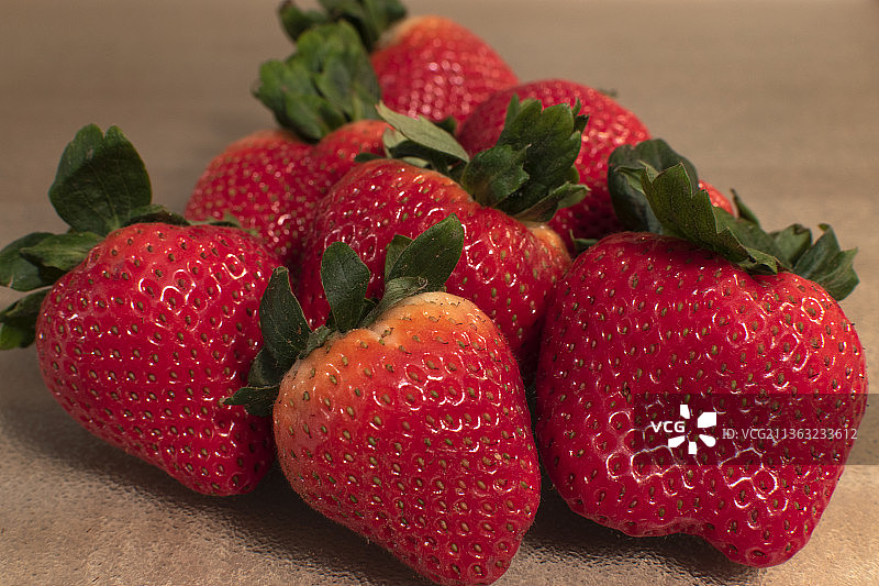 新鲜草莓，桌子上草莓的特写图片素材