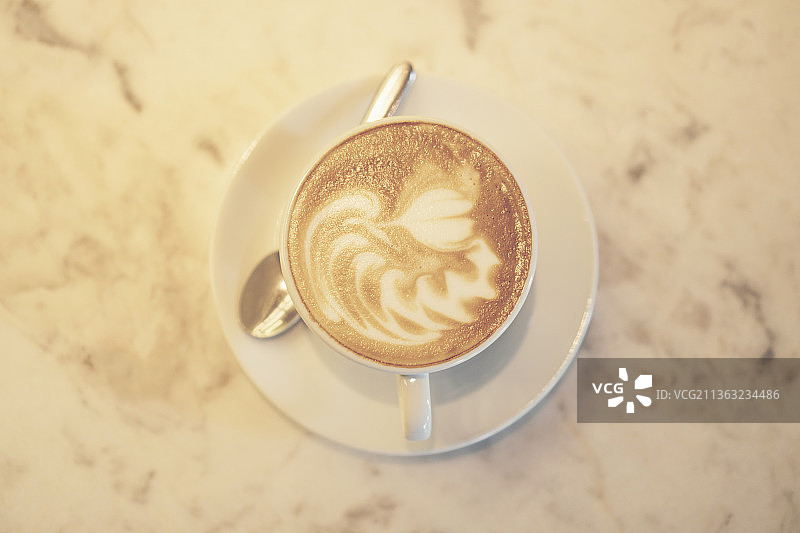 咖啡拉花，复古滤镜图像，桌上咖啡的俯视图图片素材