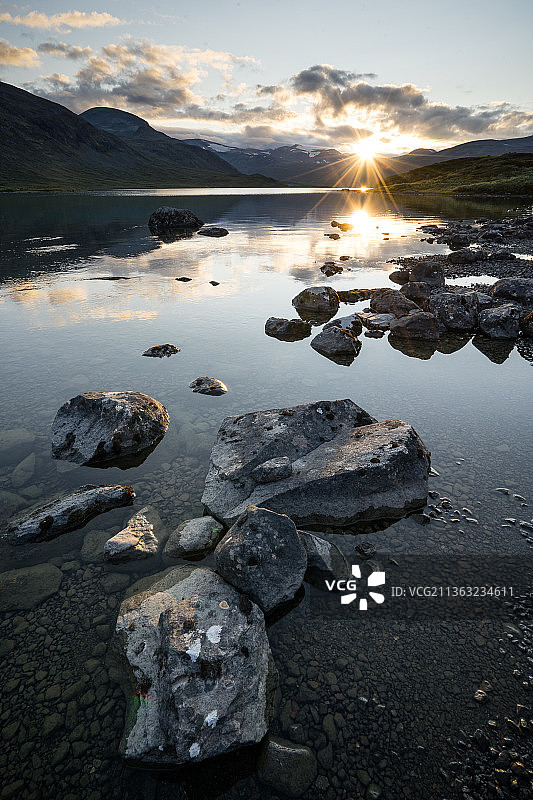 日落时约通黑门山湖泊的景色，隆镇，挪威图片素材