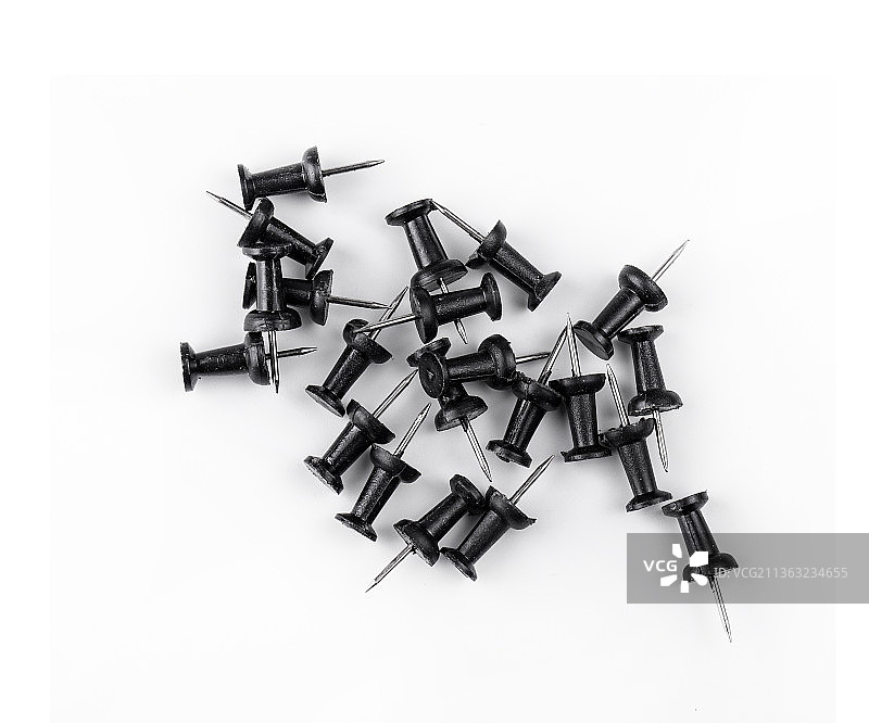 白色背景上的针，订书钉特写图片素材