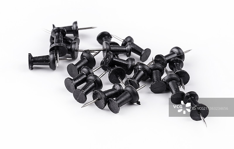 白色背景上的图钉和螺丝钉特写图片素材