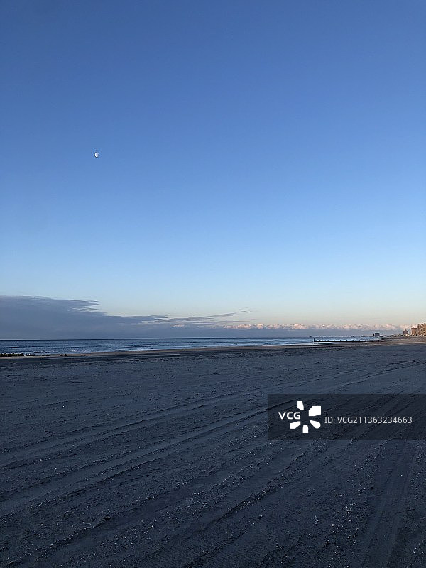 美国新泽西州大西洋城海滩的晴朗蓝天景色图片素材