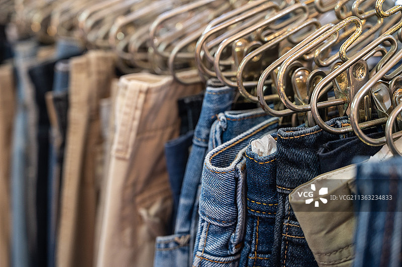 挂在架子上的衣服特写，以色列图片素材