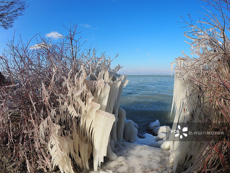 冬季仙境，晴空下的海景图片素材