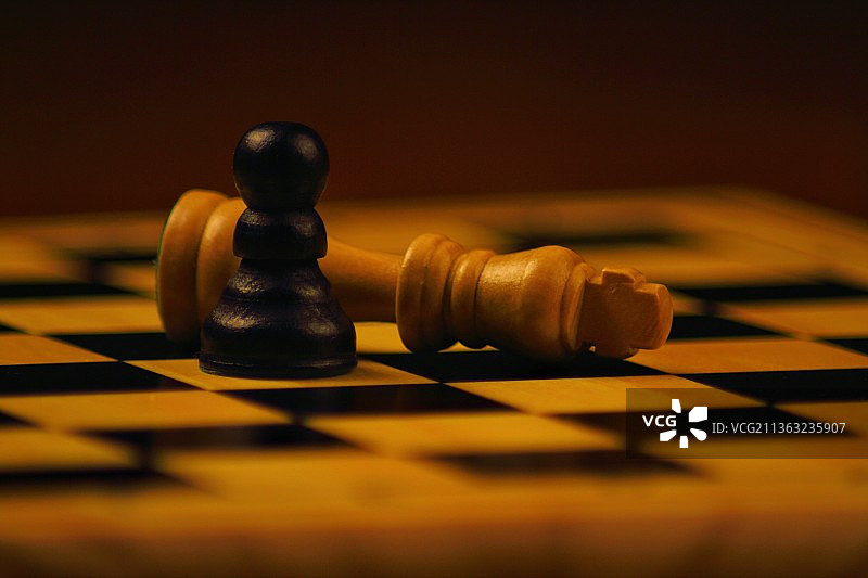 棋盘上的国际象棋棋子特写图片素材