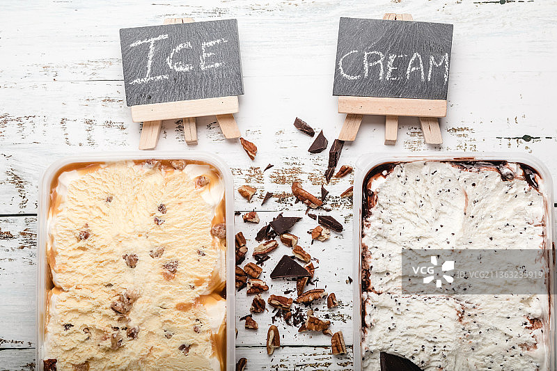 美味的冰淇淋甜点与各种配料图片素材