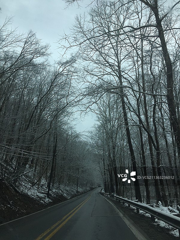 冬季漫步：西弗吉尼亚州查尔斯顿的空旷道路图片素材
