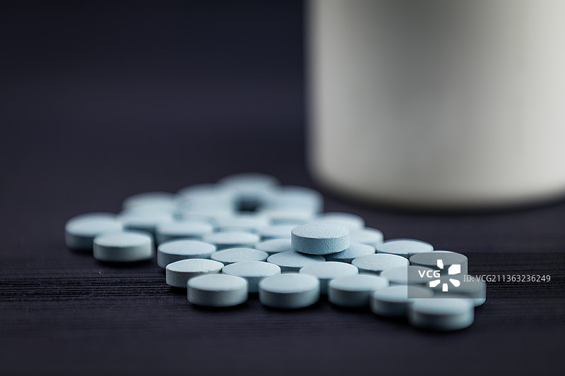 木质背景上成排的药物图片素材