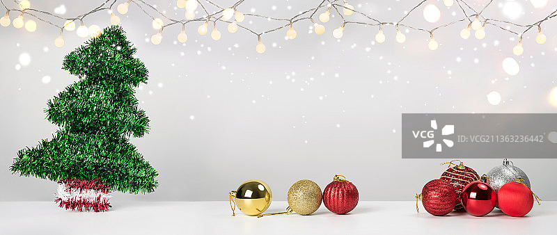 圣诞装饰球、松树和饰品图片素材