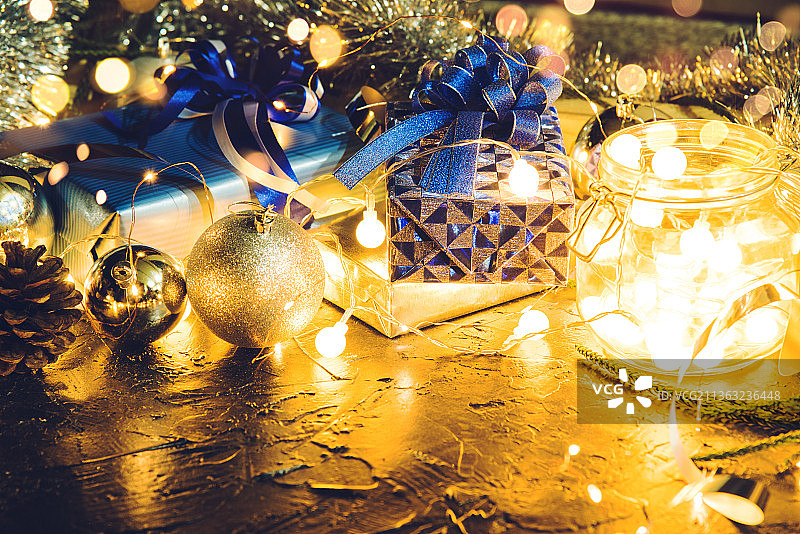 圣诞礼品，蓝色丝带与圣诞装饰图片素材