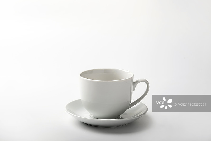 白色背景上的咖啡杯特写图片素材