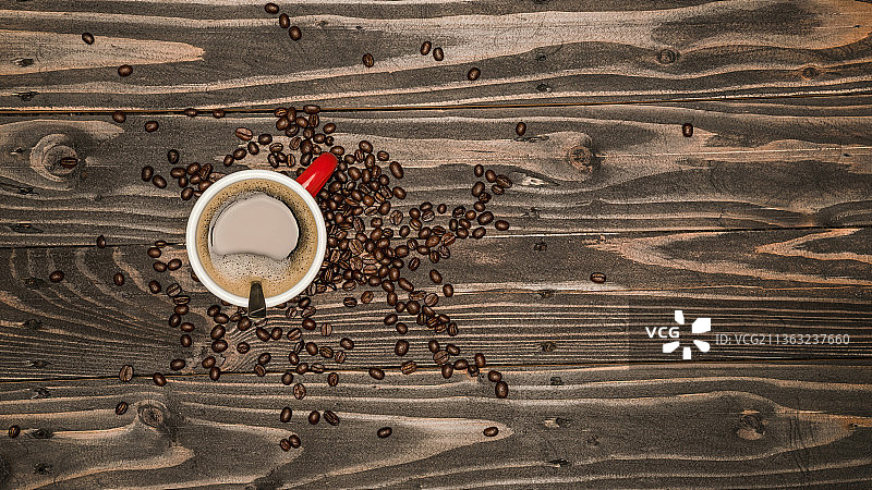 木桌背景上的咖啡杯和咖啡豆图片素材