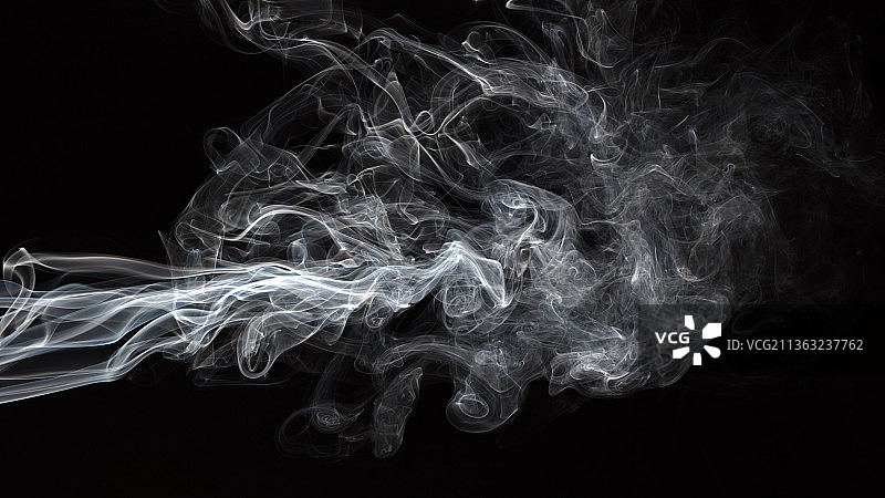 黑色背景上的烟雾，白色烟雾的运动轨迹图片素材