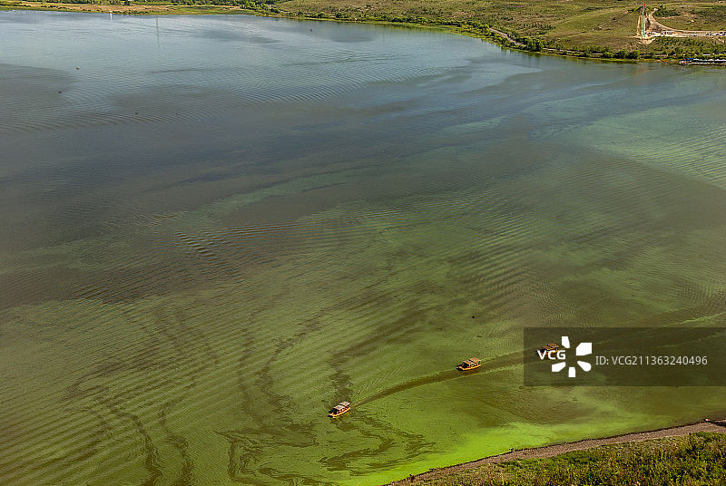 内蒙古锡林郭勒多伦湖，平静的湖面上三艘小船正在行驶图片素材