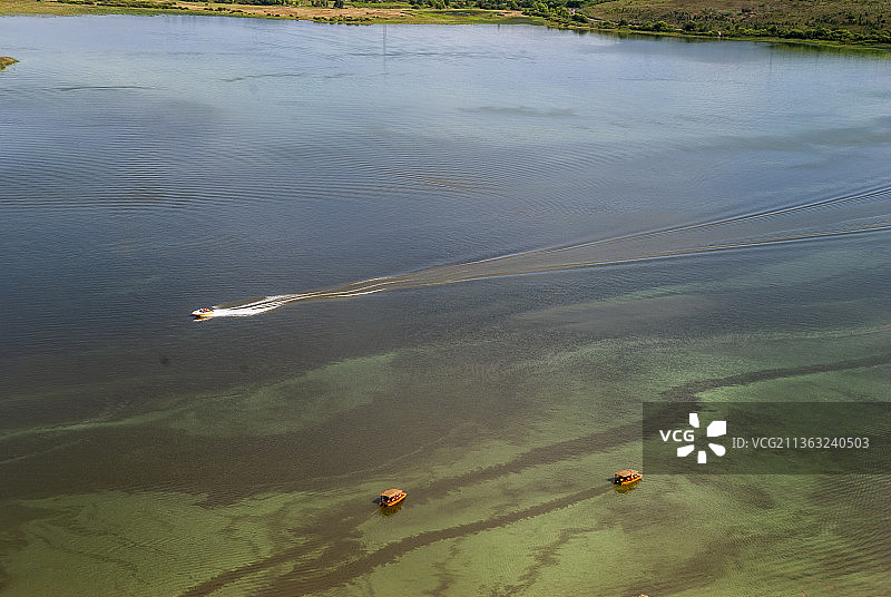 内蒙古锡林郭勒多伦湖，一艘游艇和两艘观光船图片素材