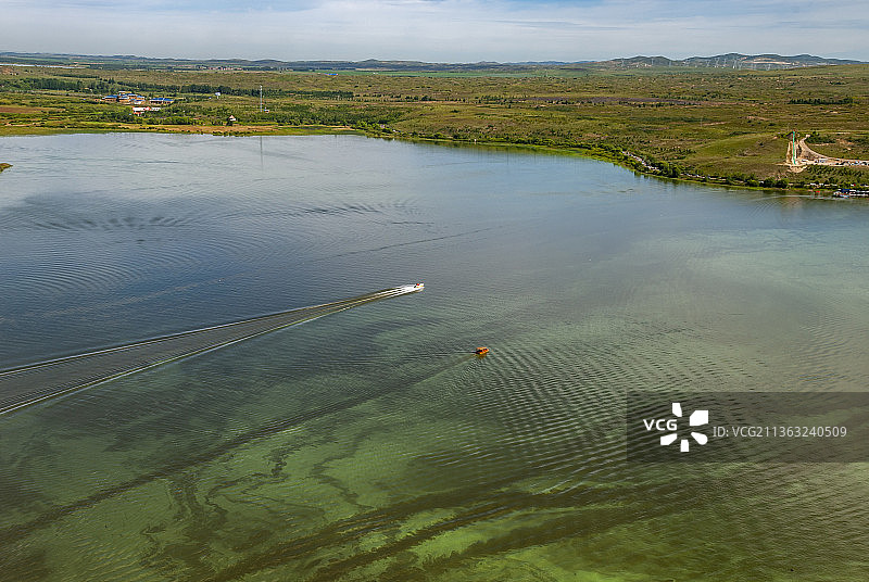 内蒙古锡林郭勒多伦湖，西山湾水库，游艇和观光船齐头并进图片素材