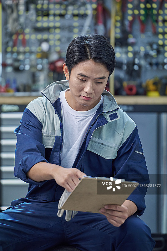 韩国汽车修理店汽车技工车辆检查轮胎图片素材