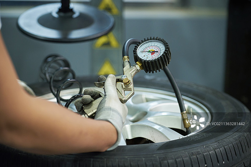 韩国汽车修理店汽车技工车辆检查轮胎图片素材