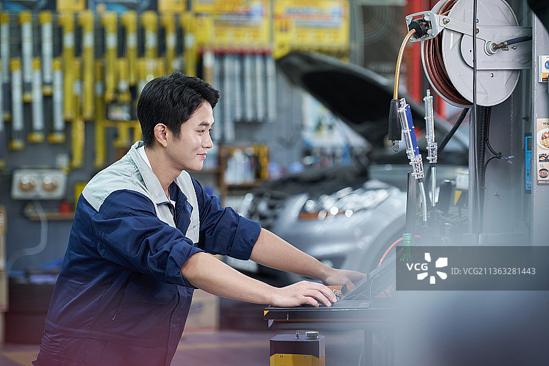 韩国汽车修理店汽车技工车辆检查轮胎图片素材