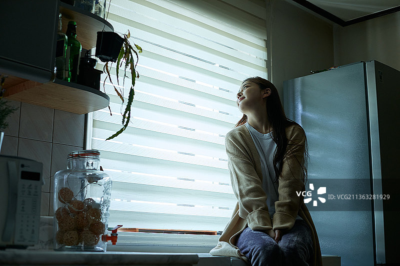 乐观思考的微笑女人图片素材