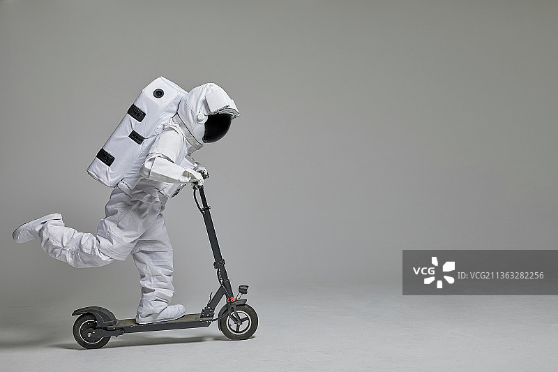 宇航员、太空服、太空服头盔、白色背景概念插画图片素材