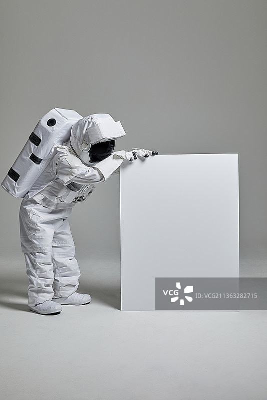 宇航员、太空服、太空服头盔、白色背景概念插画图片素材