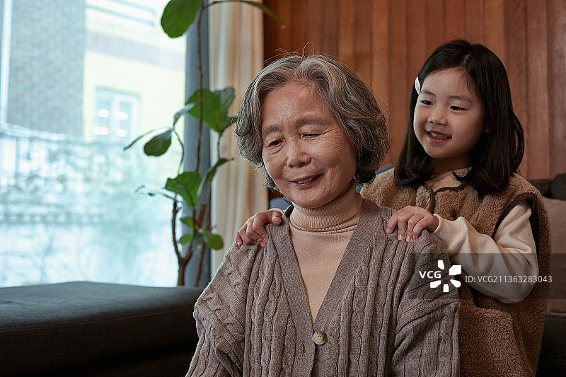 女孩、祖母、老人，客厅，祖父母，微笑，明亮的表情，按摩图片素材
