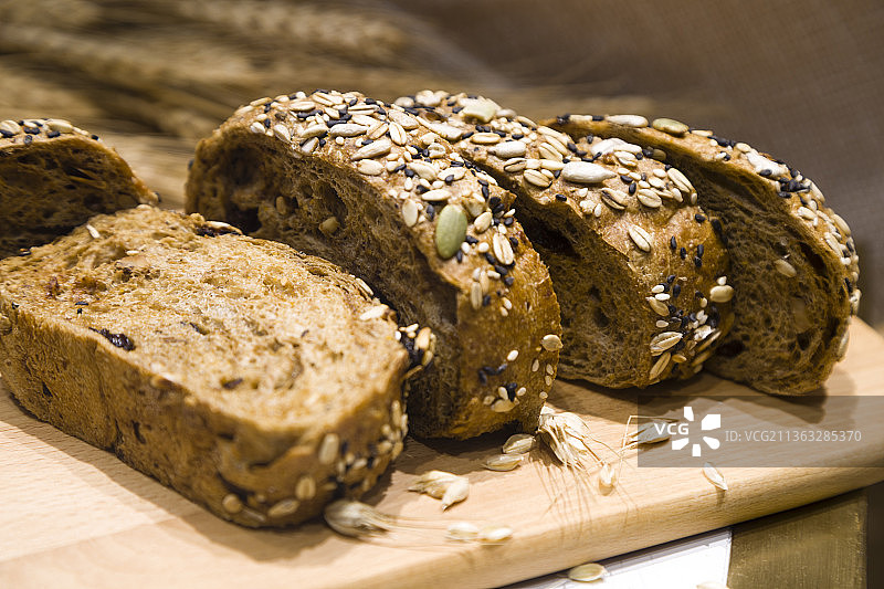 全麦面包切片特写图片素材