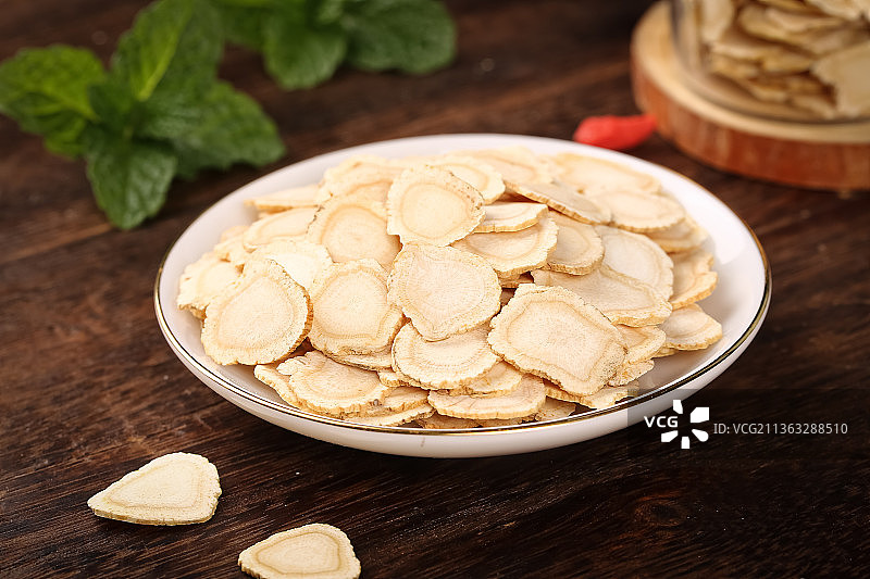 木底上放着一盘西洋参片图片素材