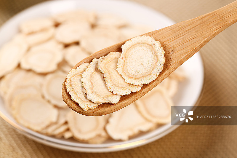 勺子上舀着花旗参图片素材