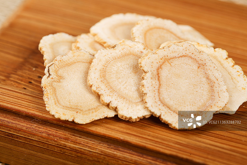 木底上放着西洋参片图片素材