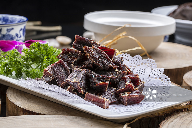 蒙古军粮（风干牛肉干）摆放在樟木砧板上图片素材