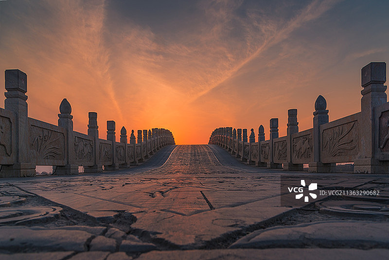 晚霞映照中的大石桥图片素材