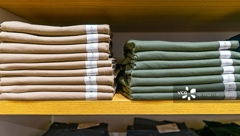 中国室内衣橱里各种样式各种颜色的裤子图片素材