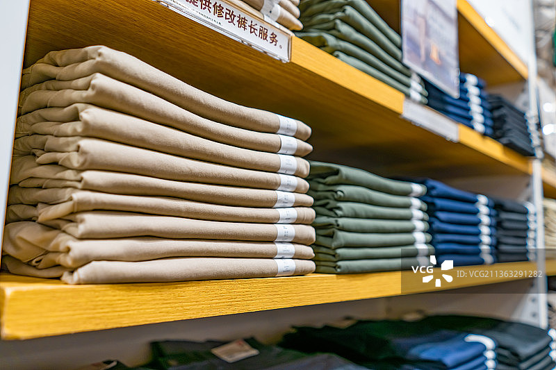 中国室内衣橱里各种样式各种颜色的裤子图片素材