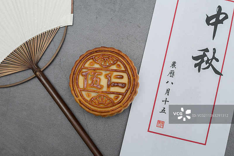 中秋节放在桌子上的五仁月饼，信与团扇图片素材