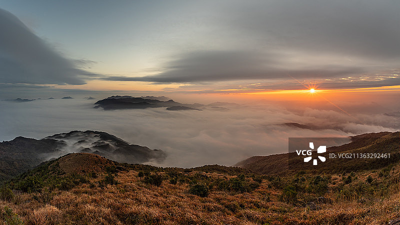 中国广东梅州鸿图嶂日出云海图片素材