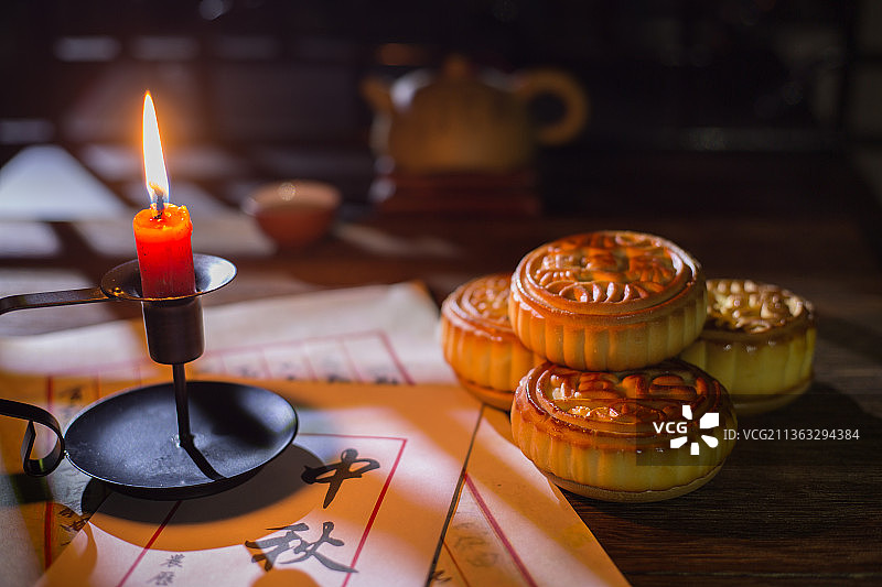 中秋节静物摄影，烛台，蜡烛，月饼，书信，思乡图片素材