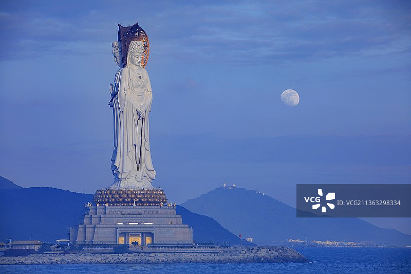 南海观音与蓝调星空图片素材