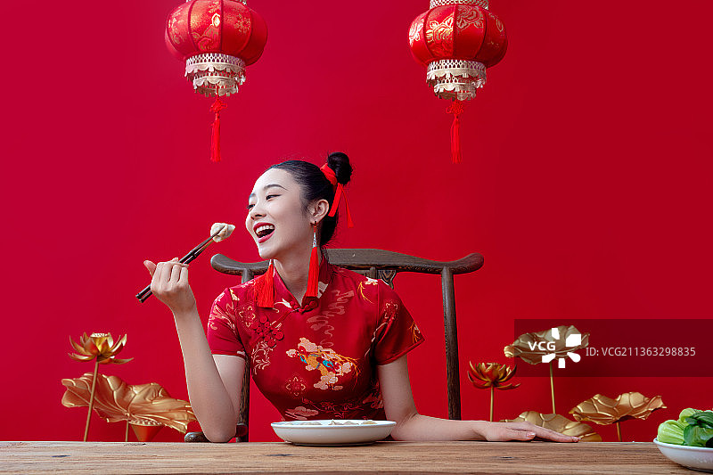 国潮美少女和中国传统食品图片素材