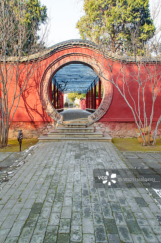 中国山东泰安泰山景区著名旅游景点岱庙行宫里的圆形拱门图片素材