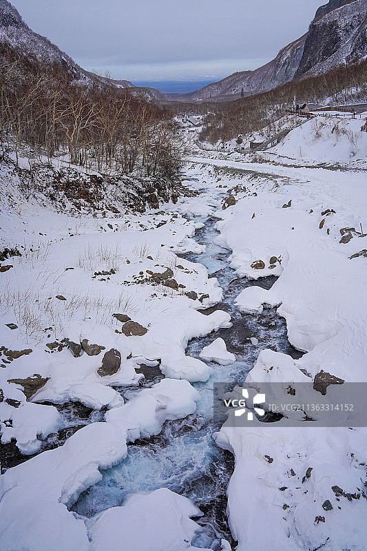 冬季雪山冰泉景观图片素材