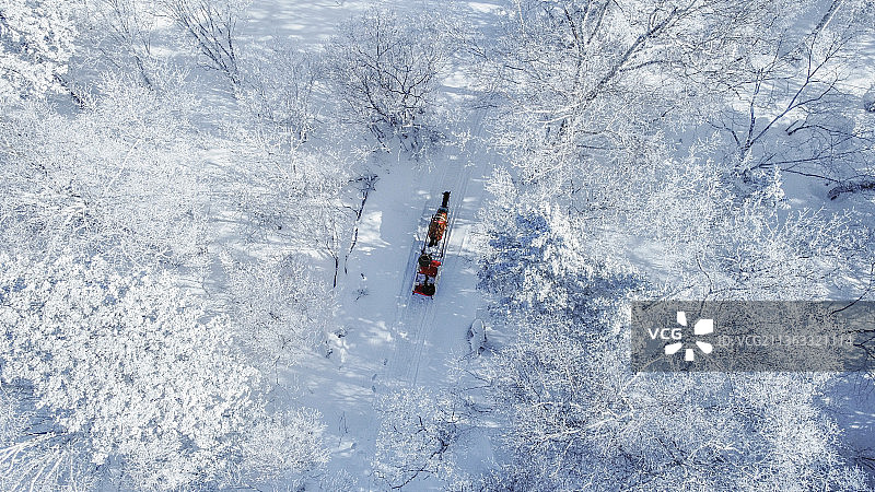 航拍雾凇雪景，雪中的马拉车图片素材