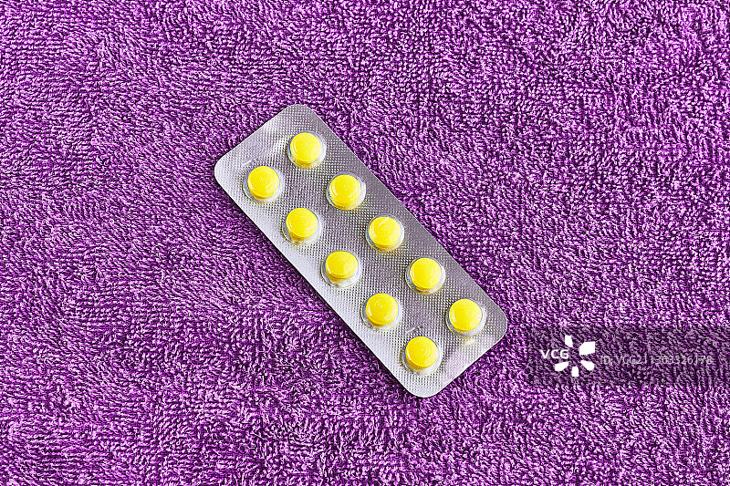 紫色背景上的医疗药物，用于健康维护，医疗保健图片素材