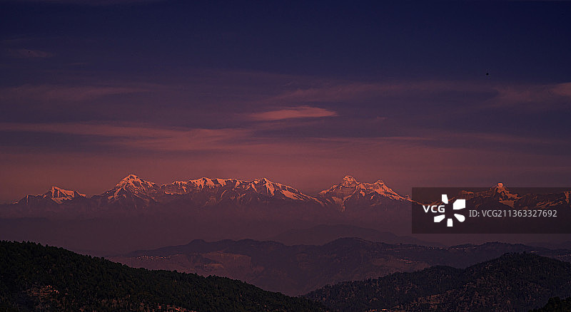 喜马拉雅山脉：日落时分雪山美景，位于印度北阿坎德邦穆克特什瓦尔图片素材