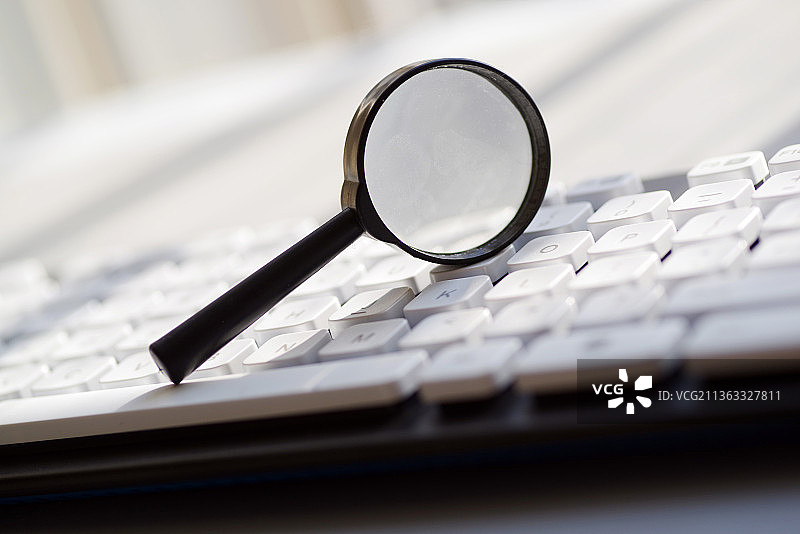 键盘商的放大镜图片素材