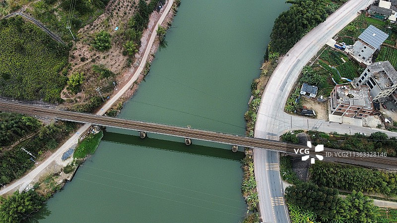 航拍湖中的大桥和山丘森林图片素材