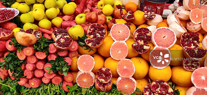 来自巴基斯坦白沙瓦的新鲜水果，市场上出售的水果特写图片素材