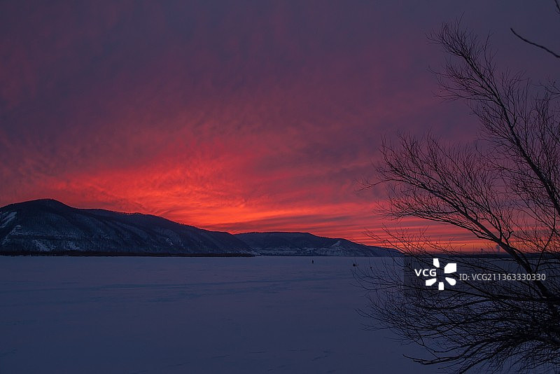 伏尔加河上的核日落，俄罗斯雪山日落美景图片素材