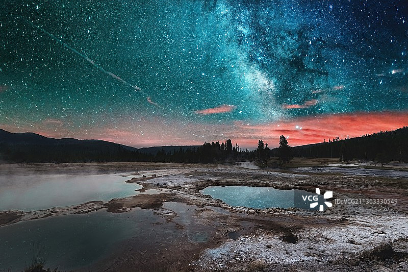 黄石国家公园的星空，夜间湖泊的壮丽景色，诺里斯间歇泉盆地，美国怀俄明州图片素材